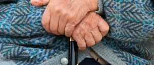Bologna, non ha soldi per l’elemosina: pensionato 78enne pestato a sangue