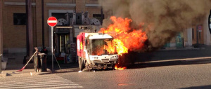 Paura a Roma, un mezzo dell’Ama va a fuoco vicino piazza San Pietro