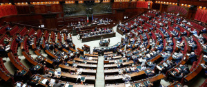 Italicum, approvata la mozione della maggioranza. Ma è bagarre nel Pd