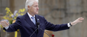 Bill Clinton si fa dare 500mila dollari a discorso «per pagare le bollette»