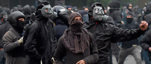 Black bloc scatenati a Decimomannu: 12 feriti tra le forze dell’ordine