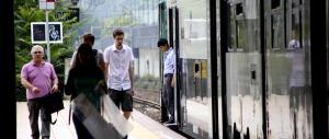 Romeno prende a martellate sulla testa una ragazza per rapinarla in treno
