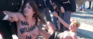 A seno nudo aggredì i cattolici («vi bruceremo come nel ’36»): indagata