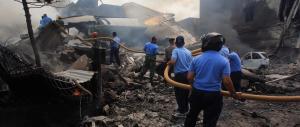 Indonesia, aereo militare precipita sulla città: oltre cento i morti
