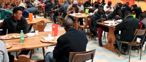 Migranti in protesta: il cibo servito non è di loro gradimento…