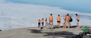 Trema la montagna sacra in Malaysia. Gli indigeni: «Colpa dei nudisti»