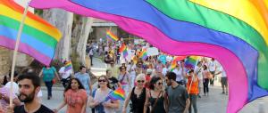 «Si devono bruciare gli omosessuali?»: l’omofobia finisce in prima pagina