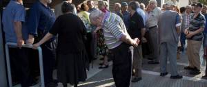 Grecia, i più colpiti sono gli anziani: pochi contanti e pensioni pagate a metà