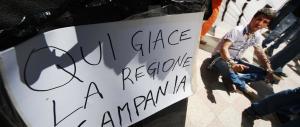 Tutti contro De Luca, i cittadini in piazza: “Vattene subito a casa”