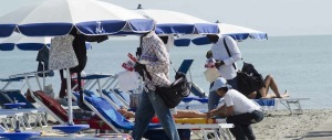 L’umiliazione dei poliziotti in spiaggia: di pattuglia con le divise invernali