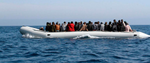 Spari su un gommone: un morto e un ferito. Ma il corpo non si trova