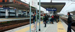 Bergamo, stranieri aggrediscono una capotreno e picchiano un passeggero