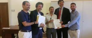 FdI consegna a Marino migliaia di firme per chiudere i campi rom