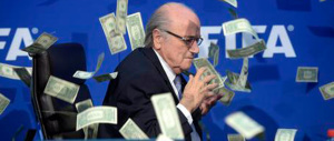 Piovono dollari su Blatter: l’ultima contestazione all’ex padrone della Fifa