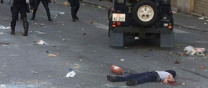 La polizia in piazza Alimonda raccoglie firme per togliere la lapide di Giuliani