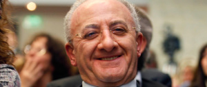 Sugli improperi di De Luca è zuffa nel Pd: «Togliete il vino al governatore». «Fa schifo…»