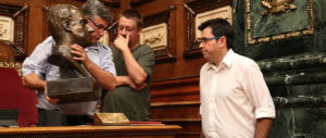 Bufera sulla giunta di sinistra di Barcellona: via il busto di Juan Carlos