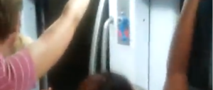 Incredibile a Roma: la Metro viaggia con le porte aperte (video)