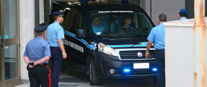Omicidio Yara, prima udienza: Bossetti nella gabbia è nervoso