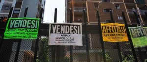 Le case continuano a svalutarsi. Il Codacons: «Colpa delle banche»