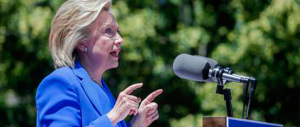 Hillary Clinton scivola: «Ammiro la Merkel per come ha gestito i profughi»