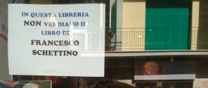 Una libraia di Livorno boicotta il libro di Schettino: «Qui non lo vendiamo»