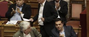 Grecia: passa in Parlamento il piano Ue, ma in piazza esplode la protesta