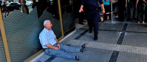 Il pensionato greco in lacrime davanti alla banca: un australiano lo aiuterà