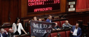 Scuola, bagarre in aula. E Meloni annuncia: «Pronti al referendum»