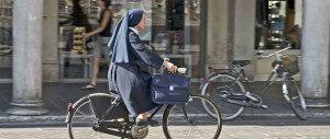 Rom le ruba la bicicletta: suora lo insegue e lo fa arrestare