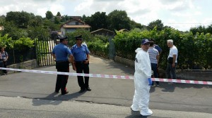 Carabinieri all'esterno della villa in contrada Crocefisso di Biancavilla a Catania. Il proprietario è stato ucciso nel corso di una rapina