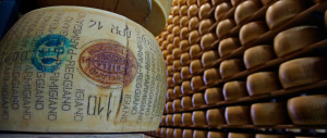 La rivolta dei formaggiai del Parmigiano: «Basta, così ci strozzate»