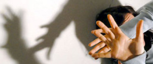 Pugni e calci alla compagna incinta, le provoca l’aborto: arrestato