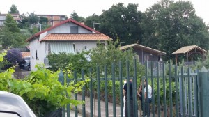 La villa in contrada Crocefisso di Biancavilla, Catania teatro di una rapina finita nel sangue: il proprietario, Alfio Longo, elettricista in pensione, è stato ucciso dai rapinatori