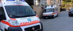 Chiudono il professore in una stanza, lui scavalca e cade nel vuoto