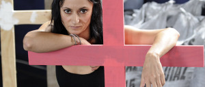 Si masturba in scena col Crocifisso. E la sinistra la celebra come grande artista