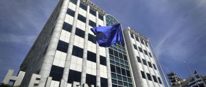 Borsa di Atene a picco dopo il fermo di 5 settimane. Calo record del 23%