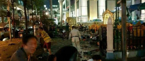 Attentato terroristico a Bangkok: almeno 27 morti e 80 feriti (video)