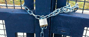 “Non ce la faccio più”: si rifiuta di fare sesso, lei lo rinchiude in cantina