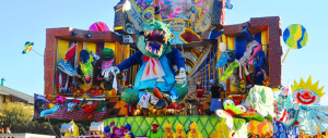 Carnevale choc, a Follonica durante la sfilata si ribalta un carro: 3 feriti