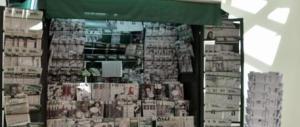 Blocca il ladro e lo costringe a denudarsi per recuperare tutti i soldi