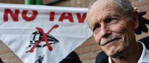 Un consigliere ironizza su Erri De Luca. Apriti cielo: «È un complotto»