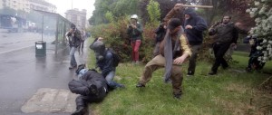 Prese a bastonate un poliziotto all’Expo: tre mesi dopo torna libero