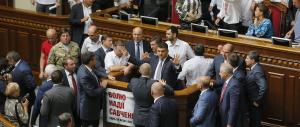 Kiev, scontri davanti al Parlamento: un morto e un centinaio di poliziotti feriti