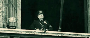 Il degrado di Roma: sotto il balcone di Mussolini le transenne con i panni stesi