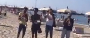 I rom in spiaggia: suonano, i bagnanti si distraggono e le donne… (video)