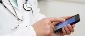 In sala operatoria con lo smartphone: è allarme per gli “allegri chirurghi”