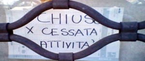 I dati crocifiggono Renzi: l’Italia va male e lui se la ride. Senza rispondere