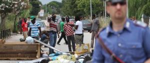 Profughi, le città scoppiano. Ma il Pd: «I migranti cantano Bella Ciao»