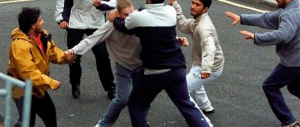 Londra, maxirissa all’uscita di scuola. Più di 100 studenti coinvolti (video)